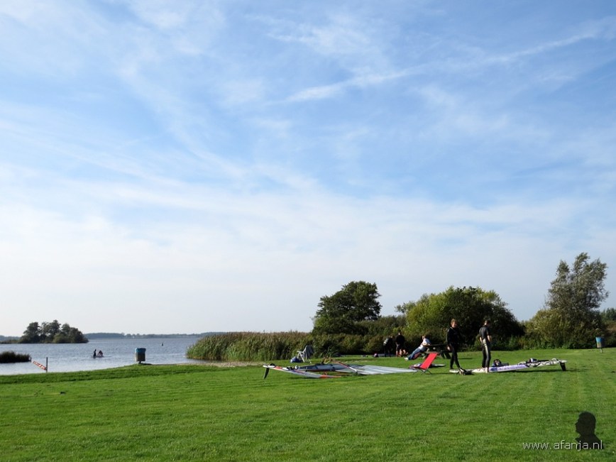 Surfers maken zich op om te water te gaan