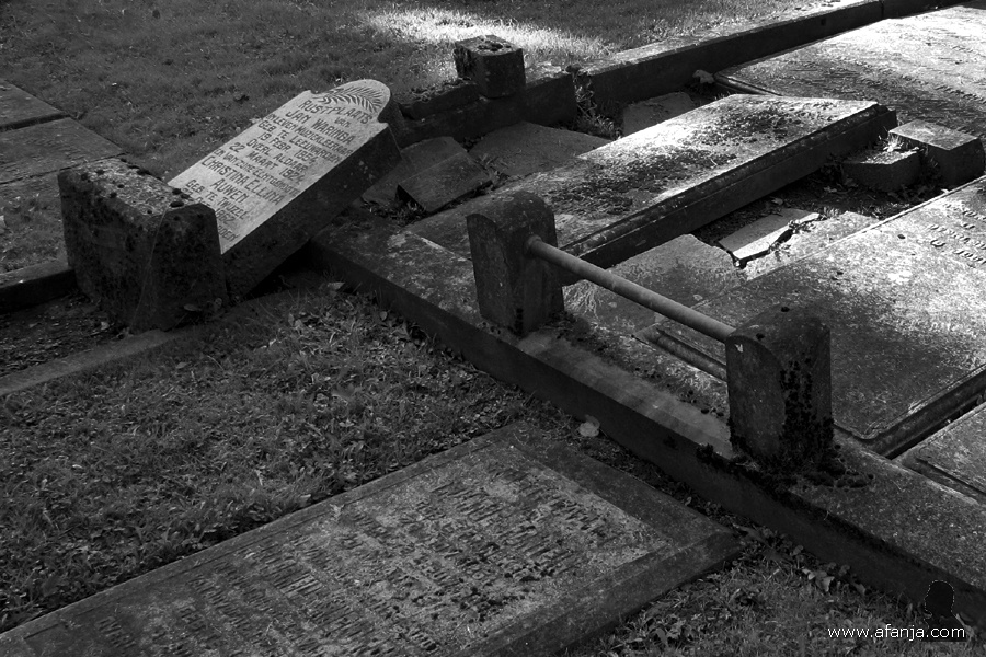 oude begraafplaats in zwartwit - 3