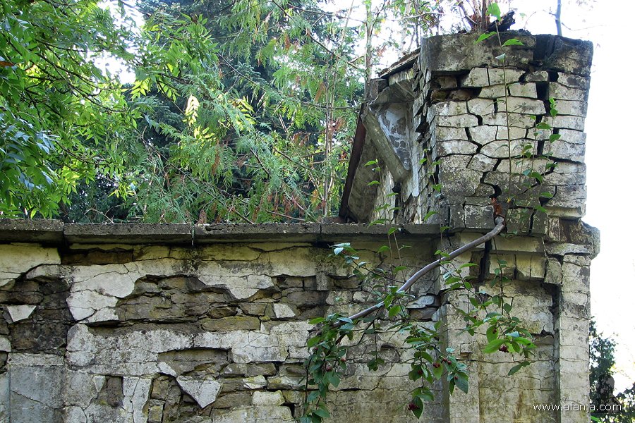 vervallen lijkenhuisje (6)