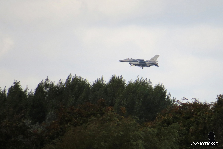 F16 landt op vlb Leeuwarden