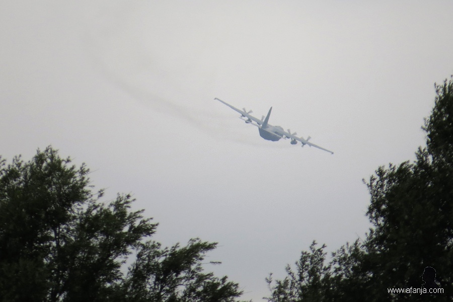 C-130 nadert de basis (1)