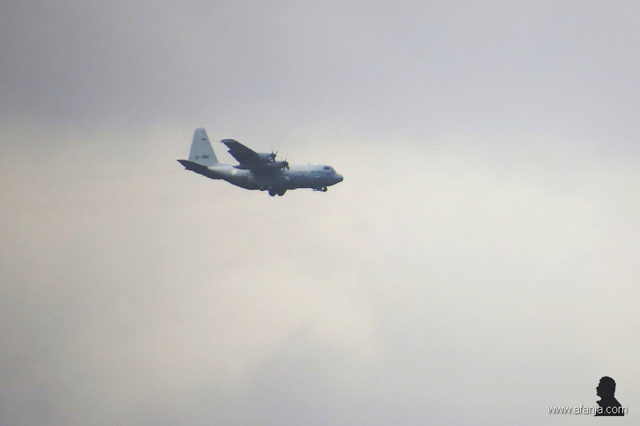 C-130 nadert de basis (2)