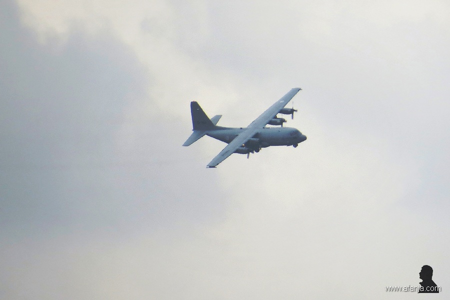 C-130 nadert de basis (3)