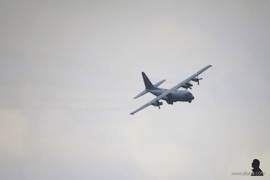 C-130 nadert de basis (4)