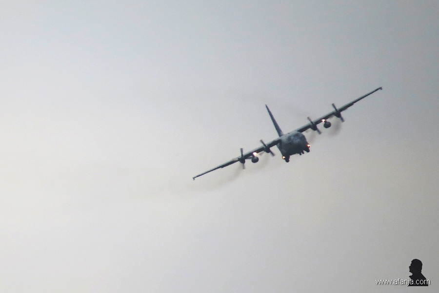 C-130 nadert de basis (5)