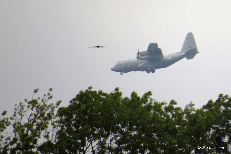 C-130 nadert de basis (6)