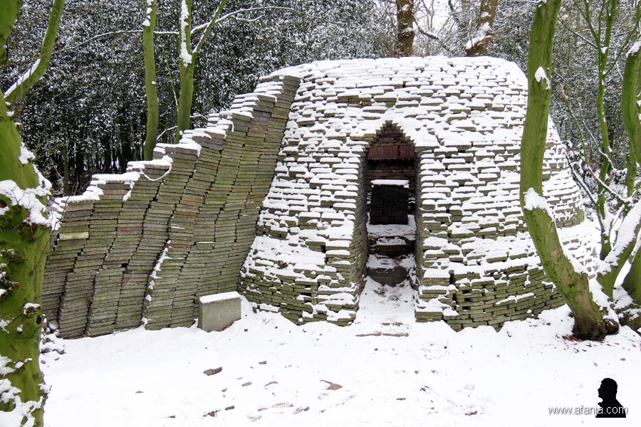 een koepel met witte randjes - 1