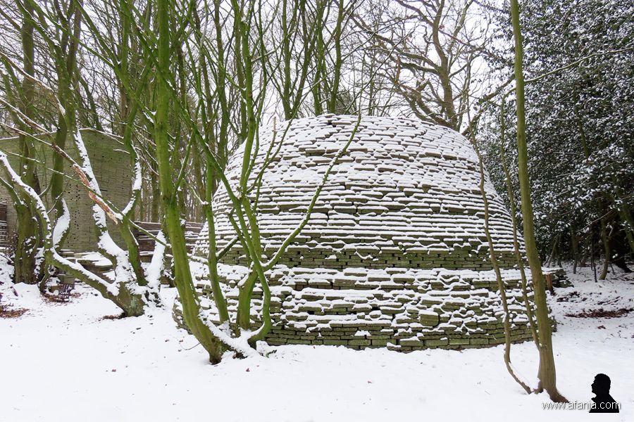 een koepel met witte randjes - 2