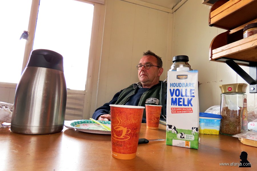 de rietsnijder in zijn kantine