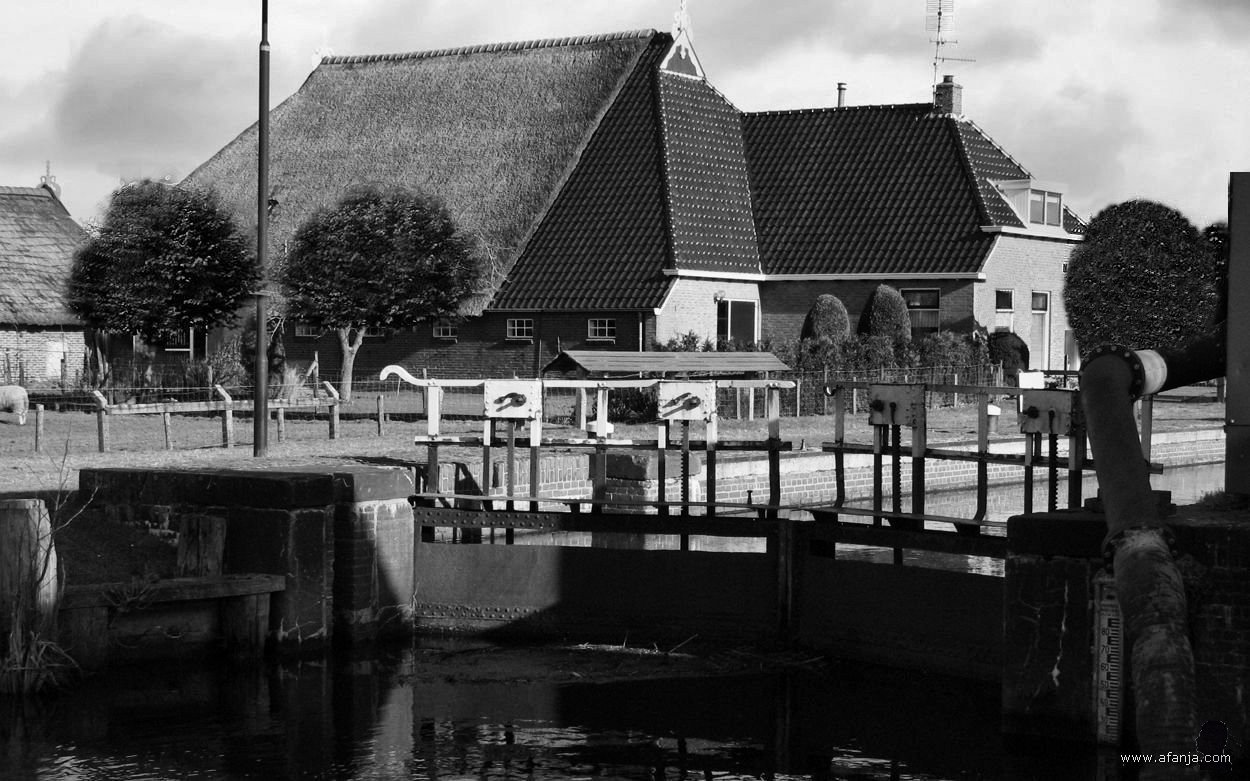 boerderij en sluis bij het Buitenstvallaat, Drachten