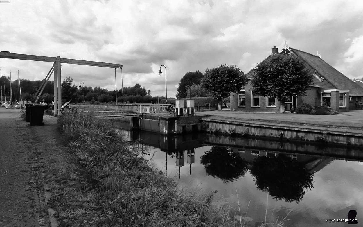 klapbrug en boerderij bij de sluis, Buitenstvallaat