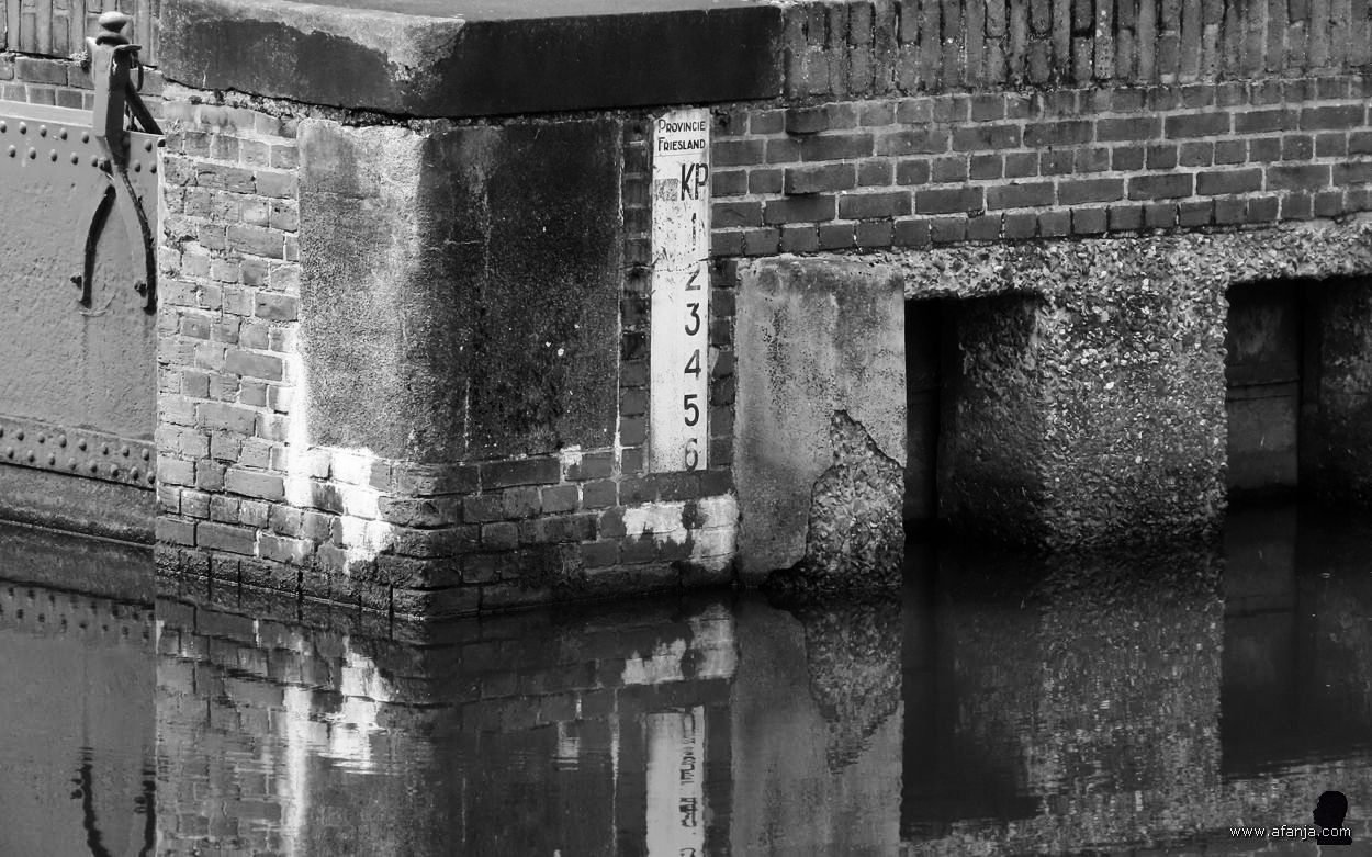 walmuur met peilschaal, sluis Buitenstvallaat