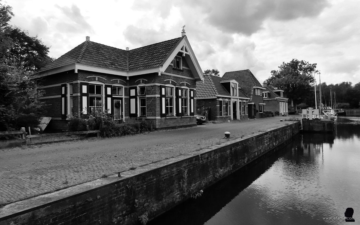 de sluiswachterswoning bij de sluiskolk, Buitenstvallaat