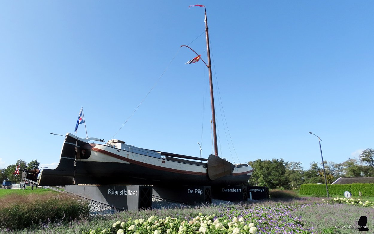 skûtsje 'Hendrika' als blikvanger op een rotonde in Drachten-Noord