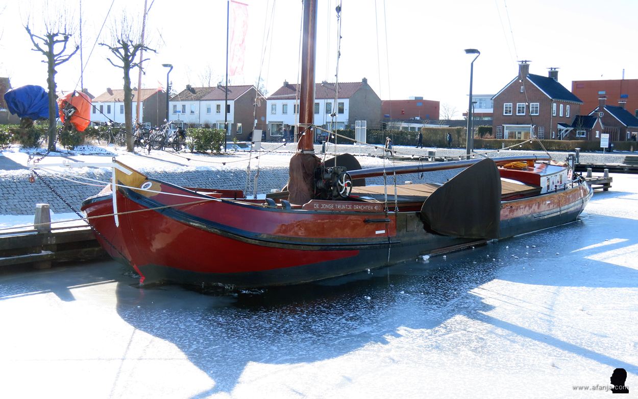 'de Jonge Trijntje' vastgevroren aan het Moleneind in Drachten, frebruari 2021