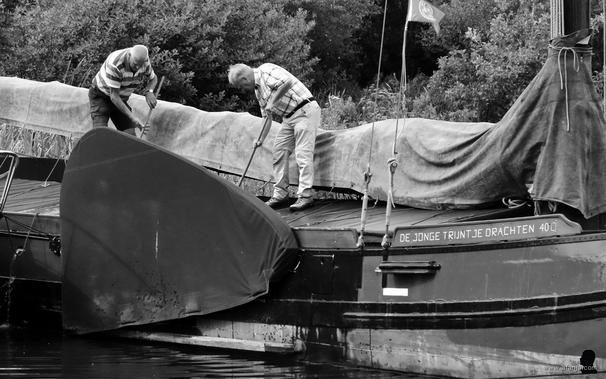 dekschrobbers aan boord van 'de Jonge Trijntje'