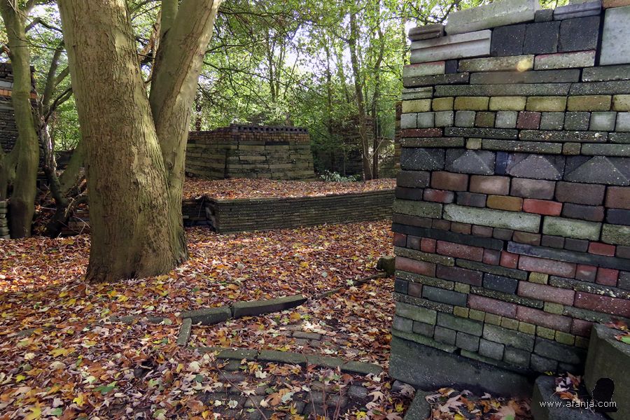 boom tussen de gestapelde bouwwerken in de Ecokathatedraal