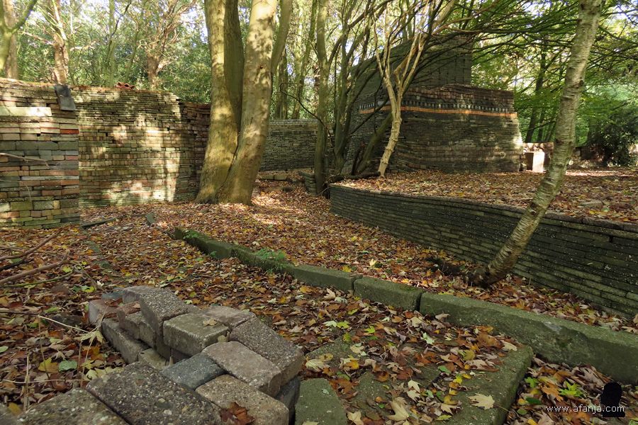 gestapelde bouwwerken in de Ecokathedraal