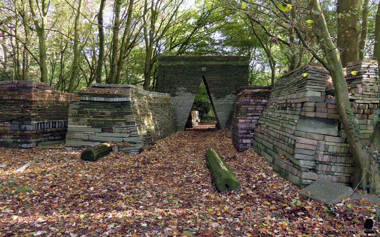 bij de ingang van de Ecokathedraal