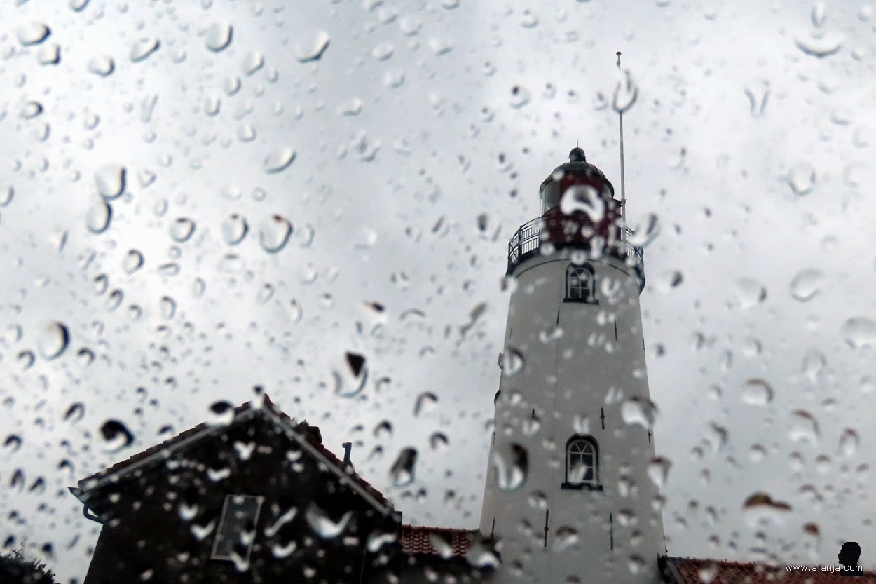 vuurtoren van Urk tijdens zware regen (Canon Powershot SX70 IS)