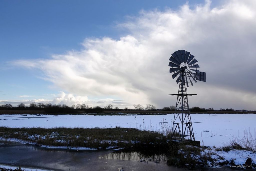 windmotor aan de Wolwarren met op de achtergrond een sneeuwbui boven de Wijde Ee