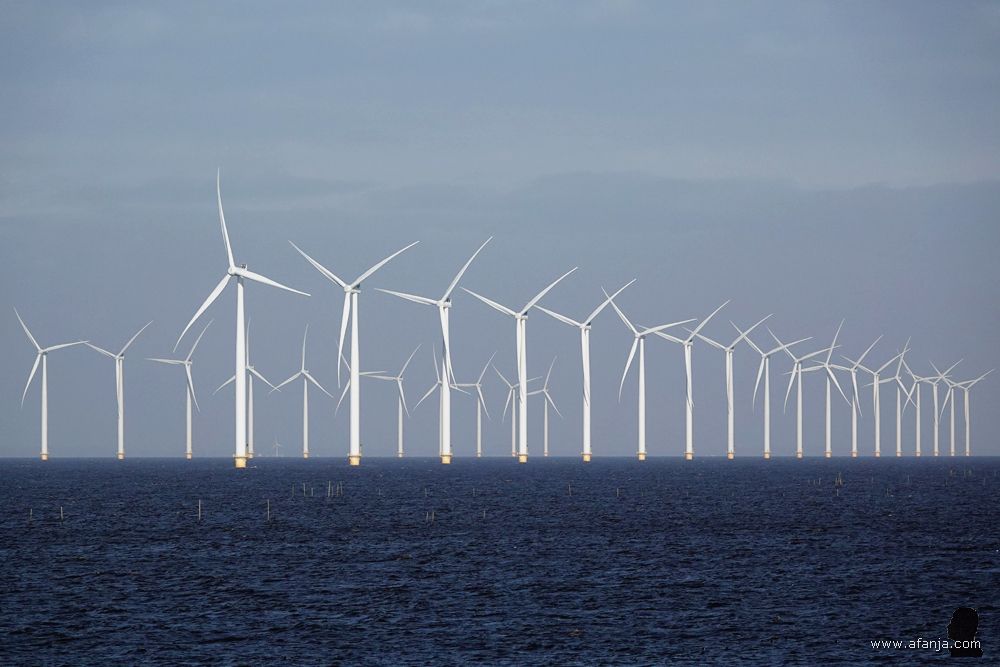 close-up van de windturbines ten noorden van Urk