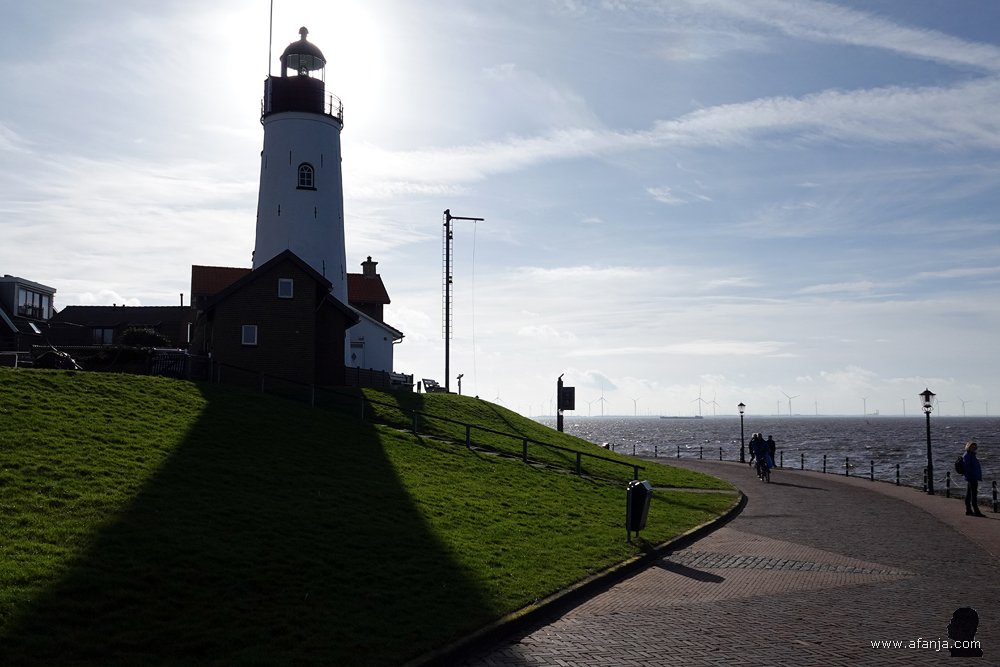 in de schaduw van de vuurtoren