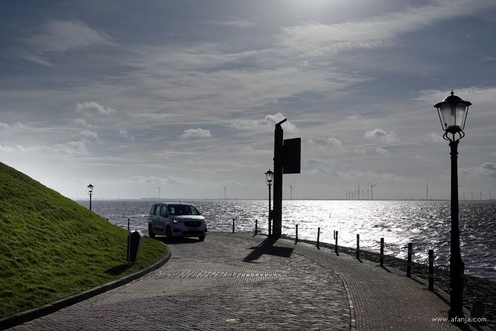 een auto komt om de bocht bij de misthoorn
