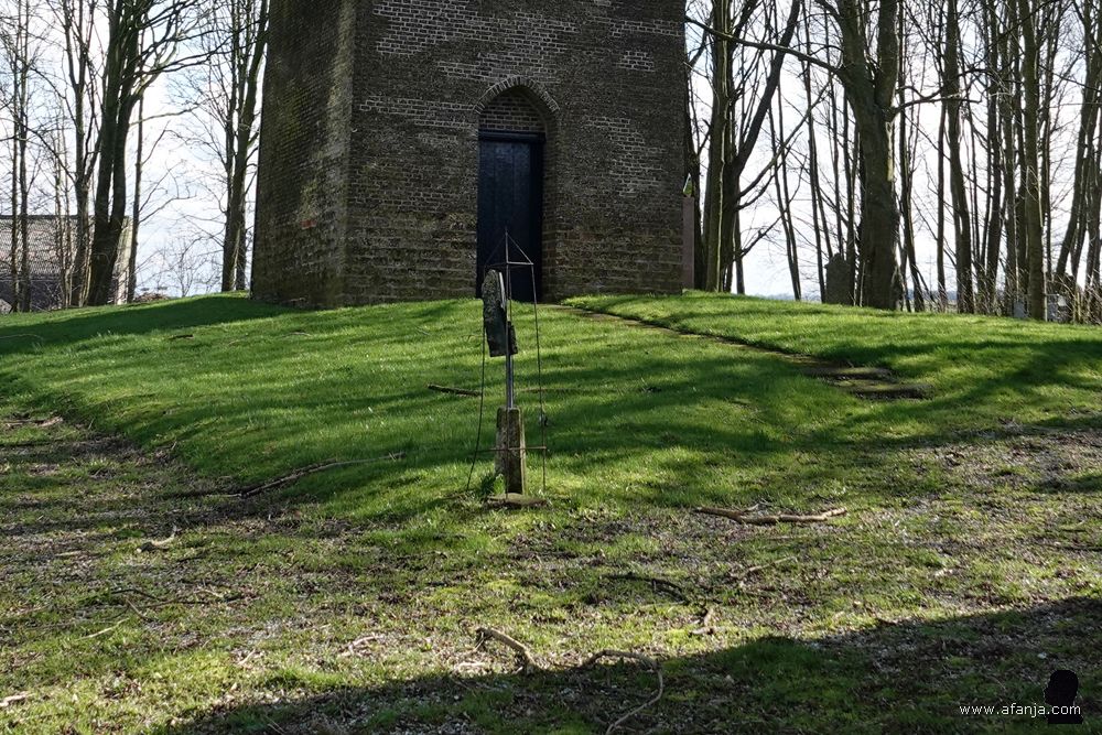 scheve maquette aan de voet van een scheve toren