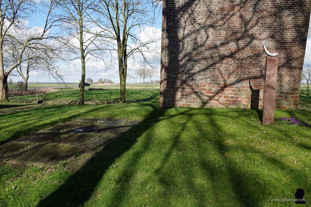 oude grafstenen links en een modern grafmonument rechts