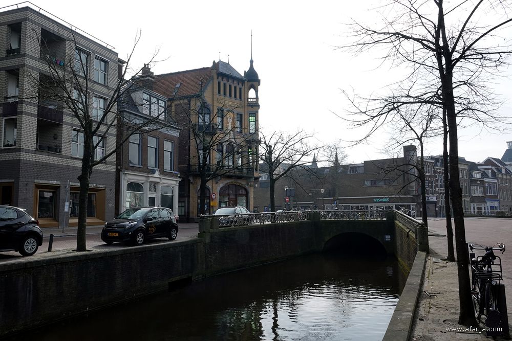 lopend over de Voorstreek in Leeuwarden