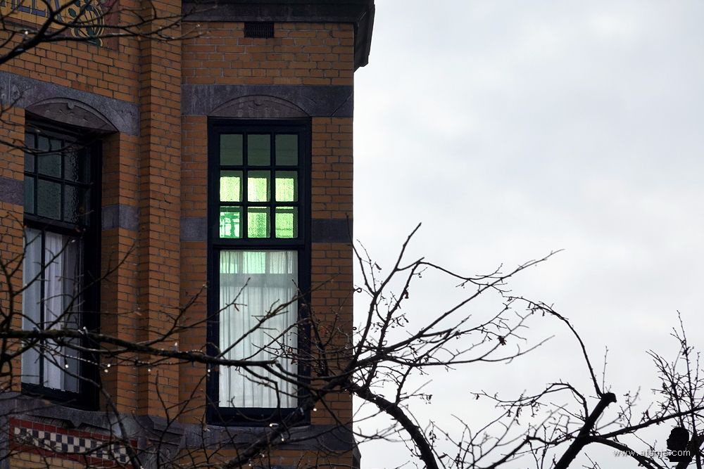 uitstekend torentje met balkon van de Centraal Apotheek