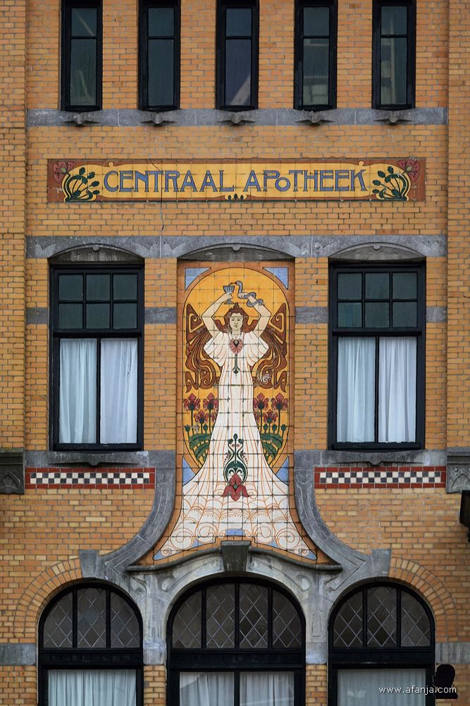 tegeltableau van Hygieia, de Griekse godin van de gezondheid.