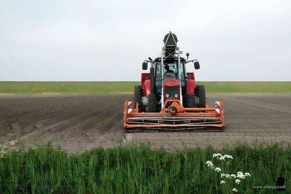 de tractor komt dichterbij