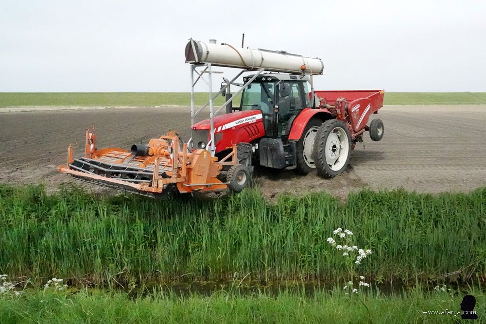 vlak voor de sloot wordt de tractor gedraaid