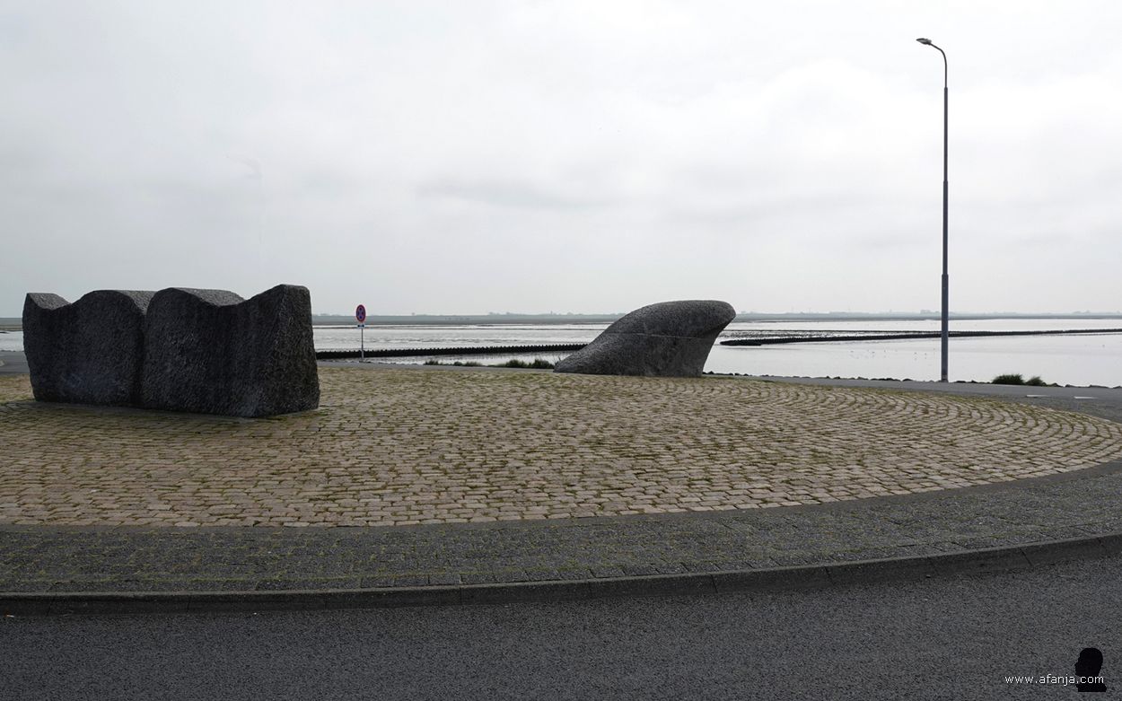 'De walvis' van Anne Woudwijk op de pier van Holwerd