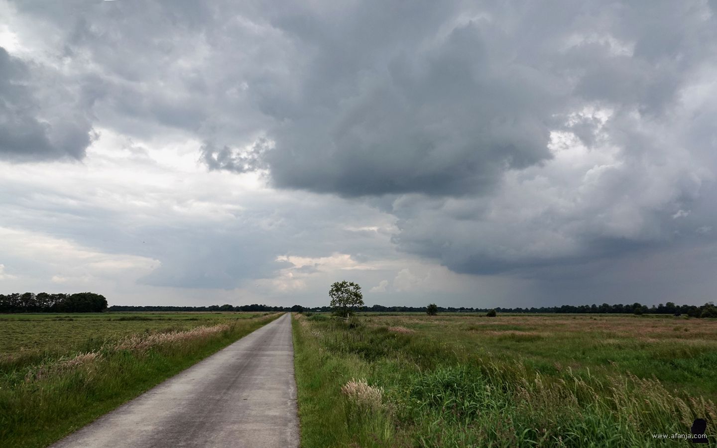 donkere wolken boven de omgeving van Earnewâld en Oudega