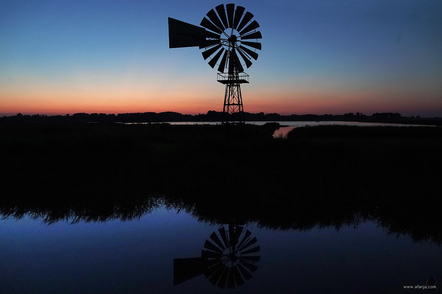 de windmotor in de Jan Durkspolder en zijn nachtelijk spiegelbeeld