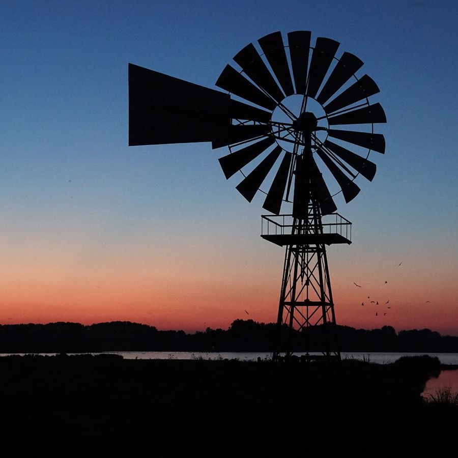 silhouet van de windmotor tegen de noordelijke horizon