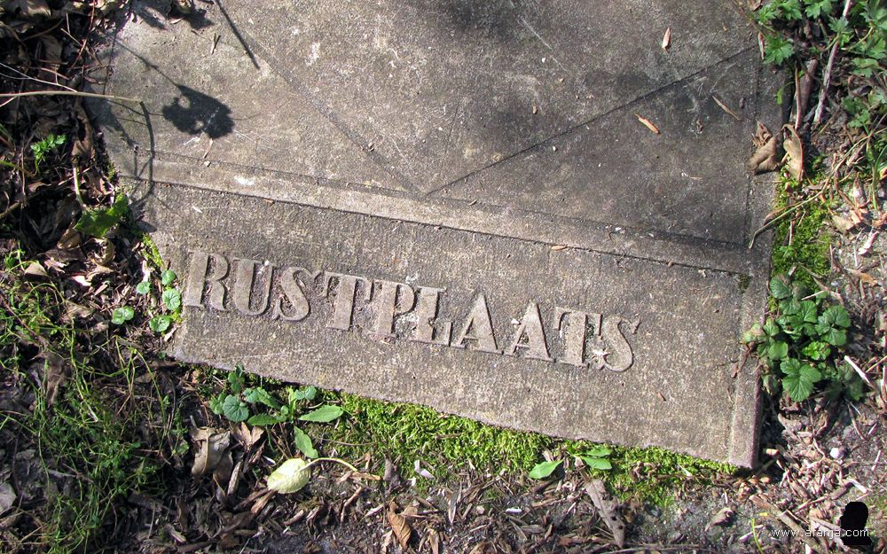 de rustplaats achter de twee torens