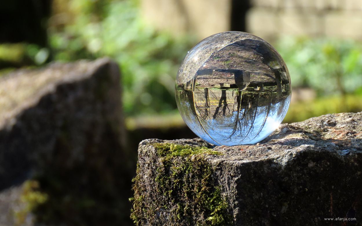 in de glazen bol: de wand met de gekleurde band