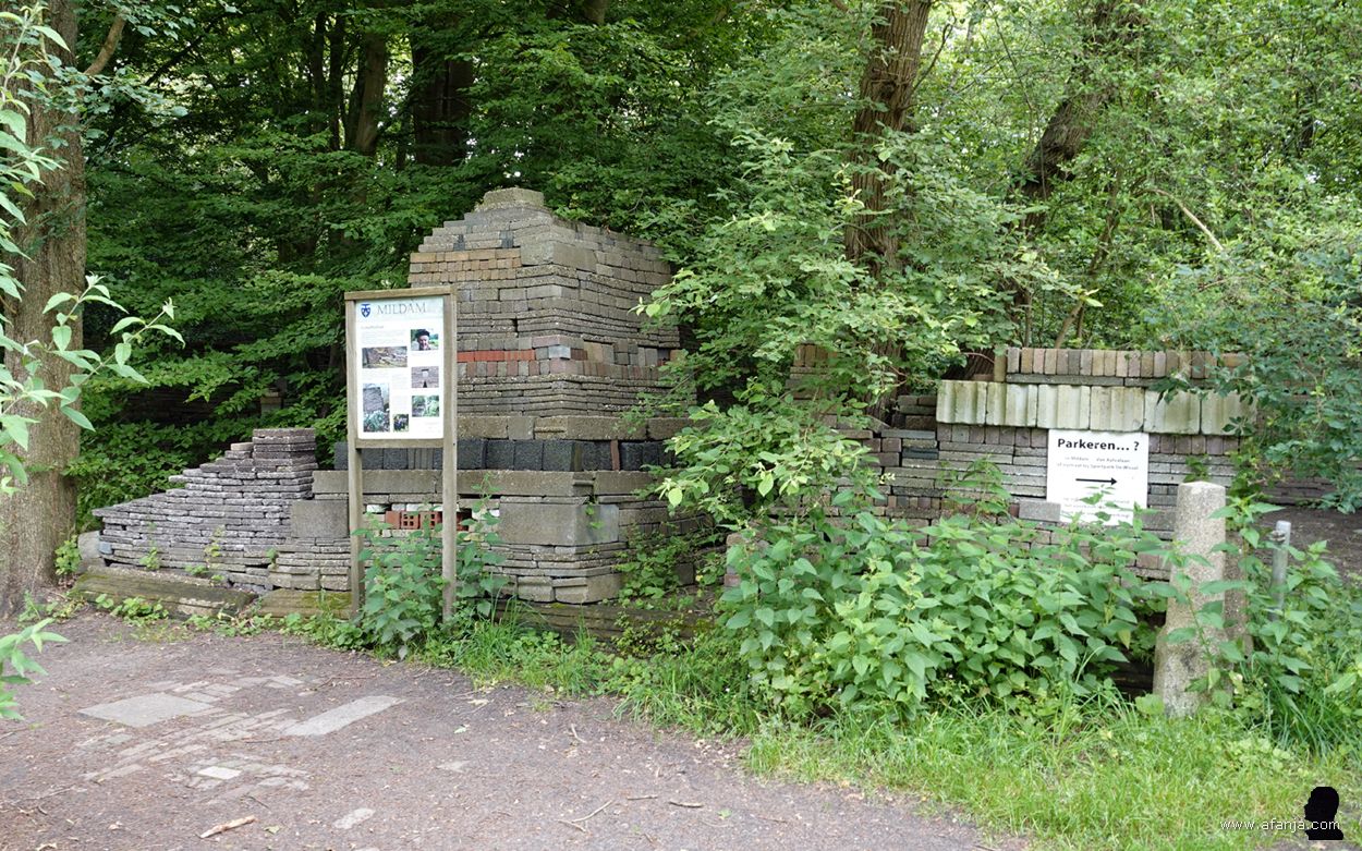 bij de ingang van de Ecokathedraal in Mildam