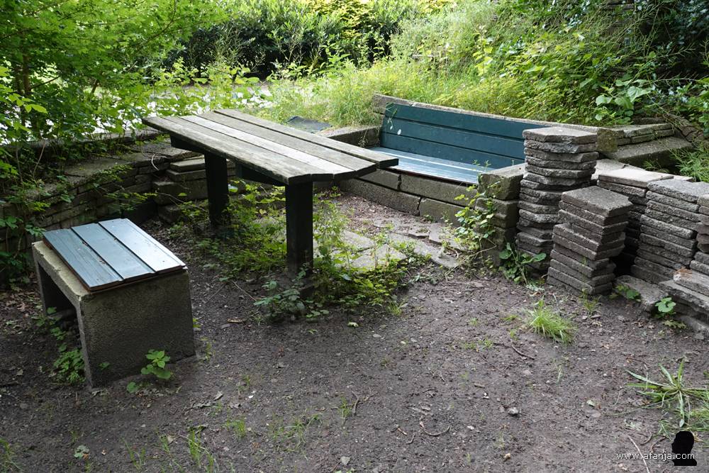 de zithoek in het voorportaal van de Ecokathedraal