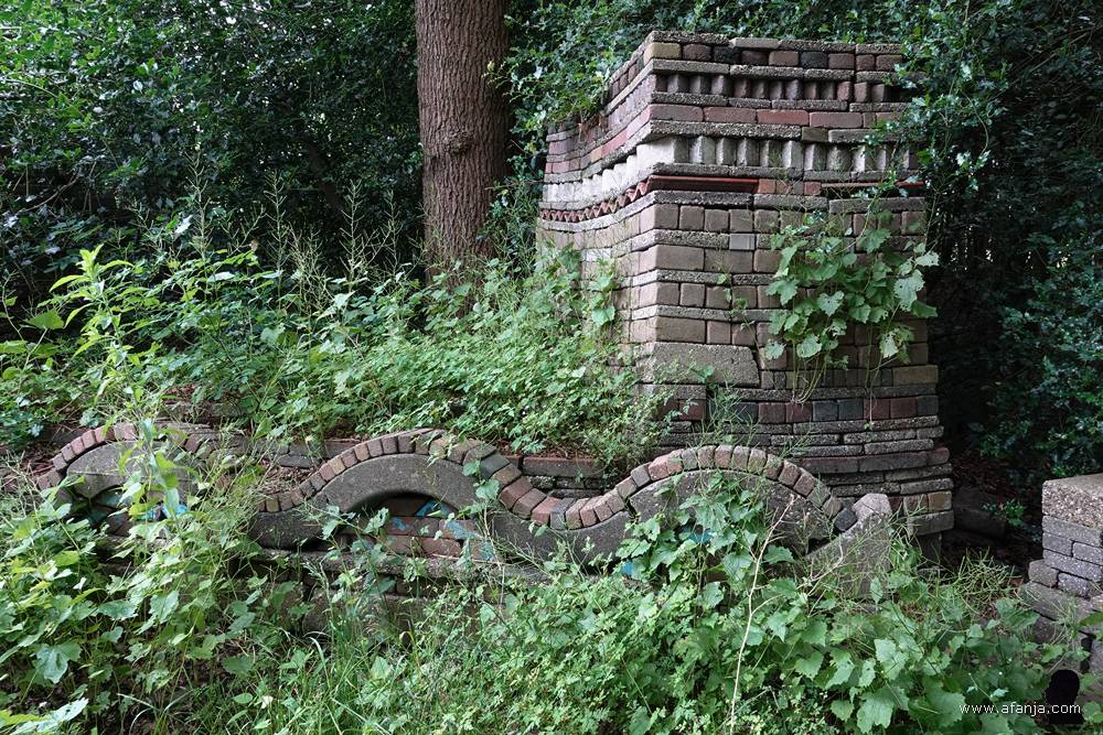 deels ingepakte bouwwerken aan de noordkant in het voorportaal