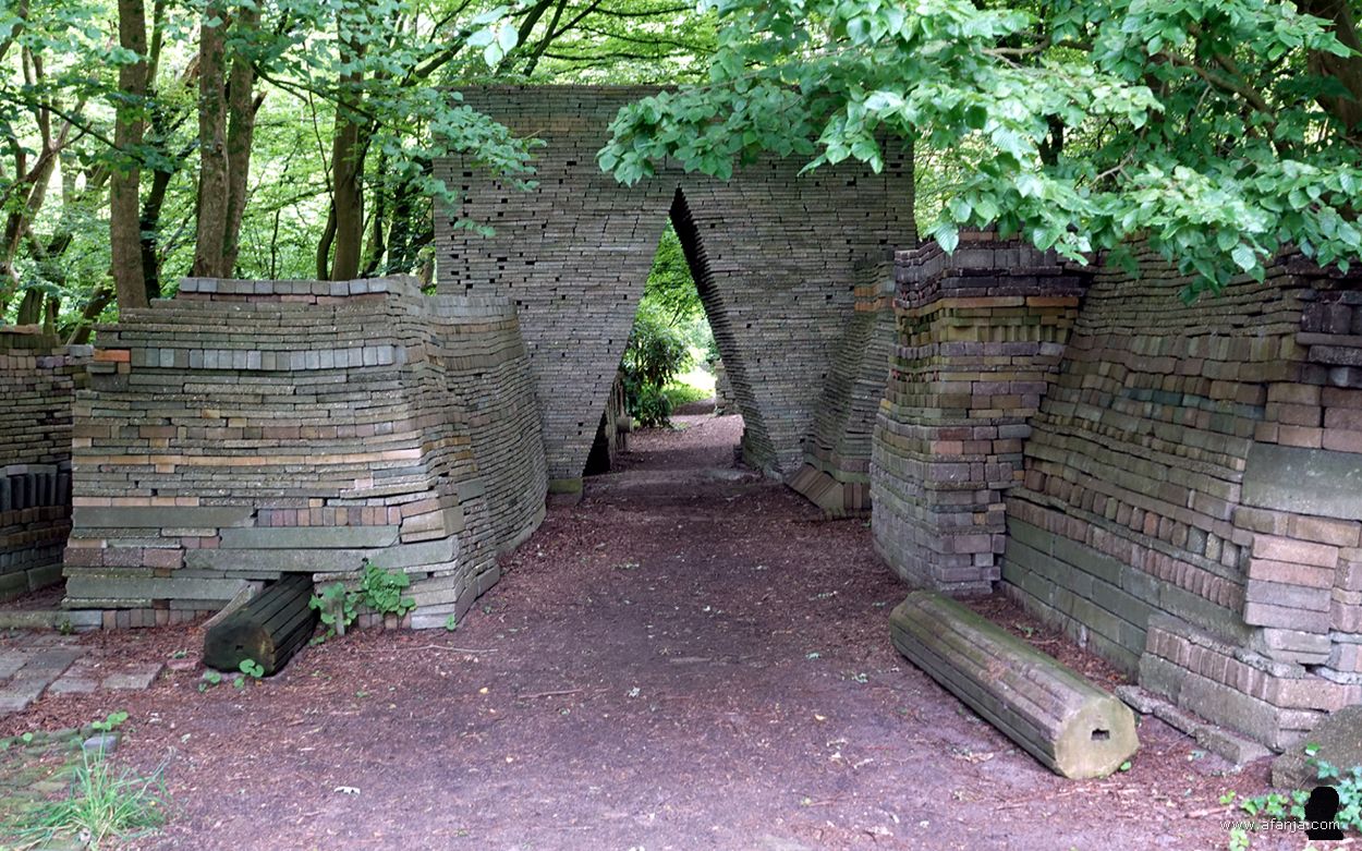 de 'Porta Celi' in het voorste deel van de Ecokathedraal bij Mildam
