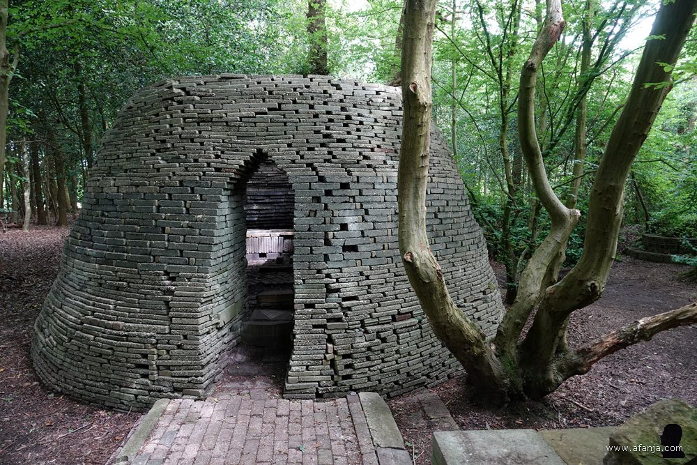 de koepel van los op elkaar gestapelde tegels