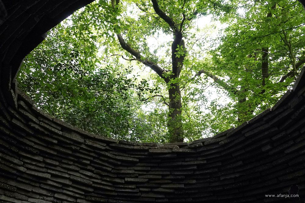 een kijkje door het gat bovenin de koepel