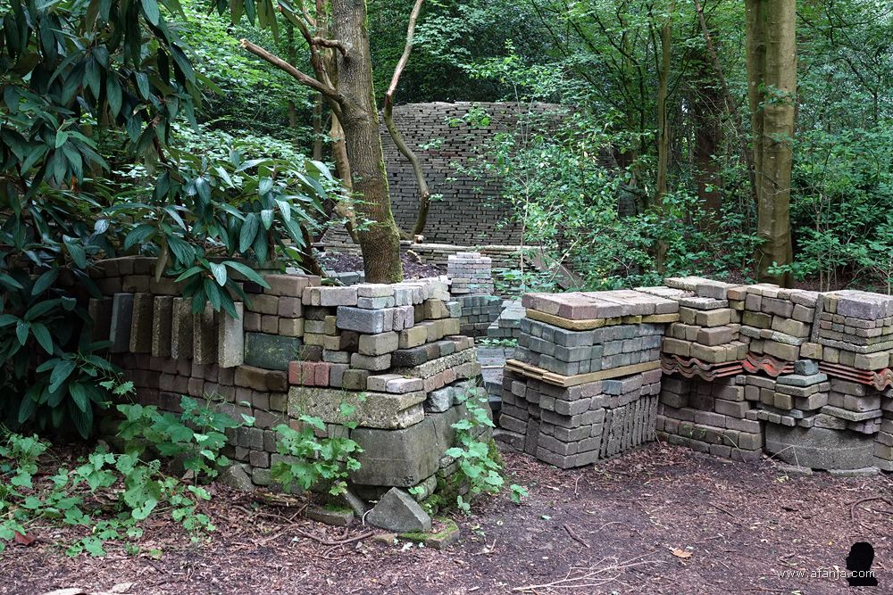 op de voorgrond kleinere bouwwerkjes met in de verte de koepel