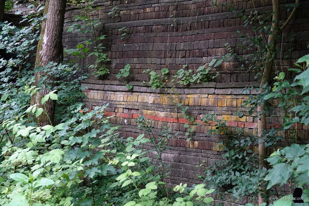 fragment van de muur met de gekleurde stenen