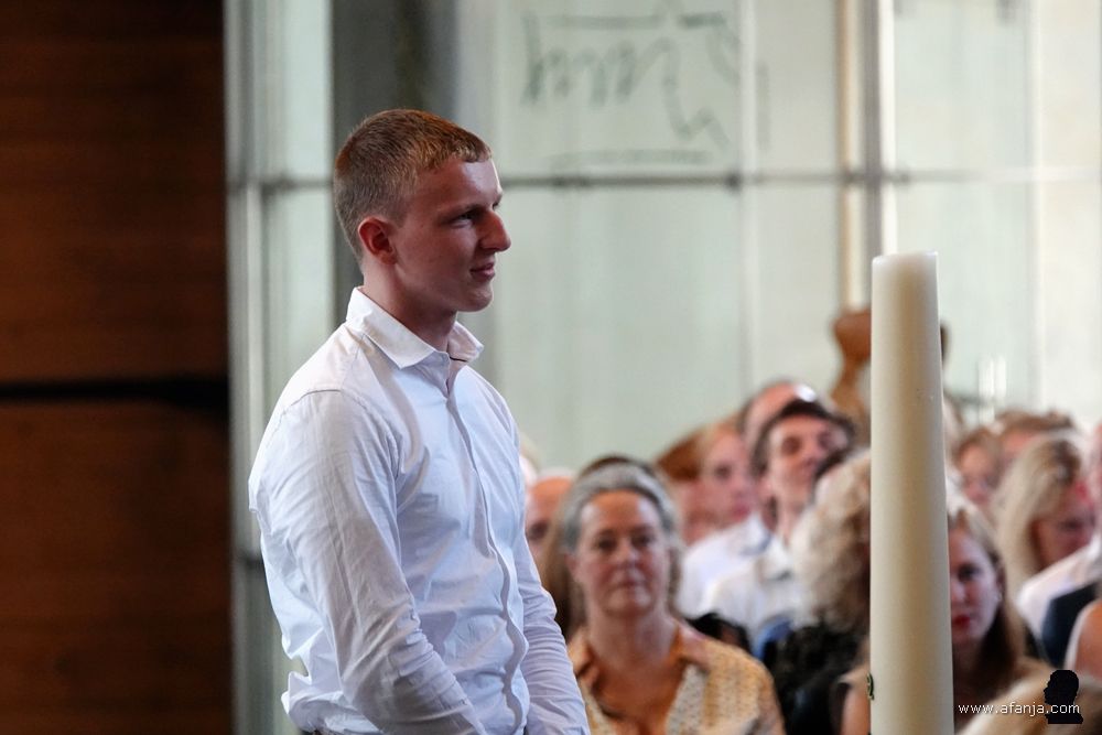 Tijmen luistert aandachtig naar de toespraak bij de diploma-uitreiking